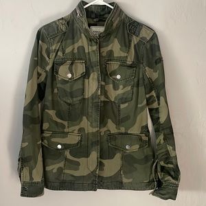 Women’s Abercrombie&Fitch camo cargo jacket. Size small. Excellent condition.
